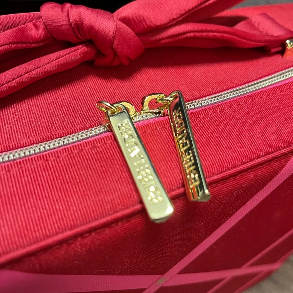 Estée Lauder Limited Edition 2021 Christmas gift Train Case.